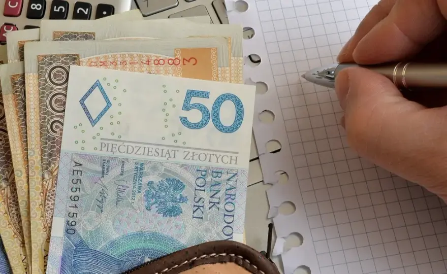 Komu przysługuje zasiłek pielęgnacyjny? Sprawdź kryteria i wnioski