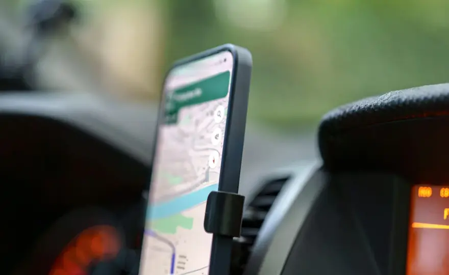 Najlepsza darmowa nawigacja na telefon - którą wybrać?