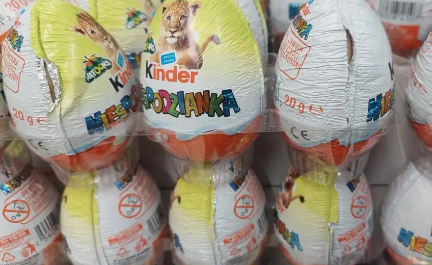 Ile kosztuje kinder niespodzianka w biedronce? Zaskakujące ceny i promocje!