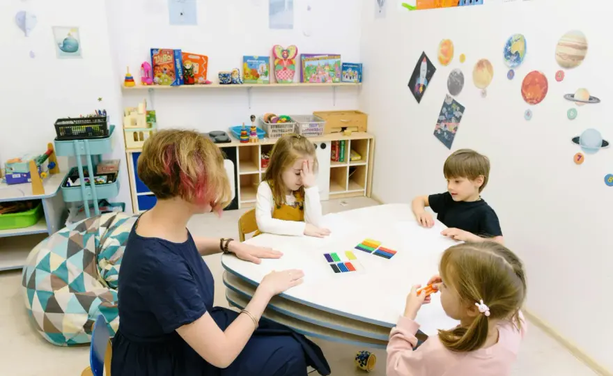 Kurs na opiekunkę w żłobku: Jak zdobyć uprawnienia i pracę?