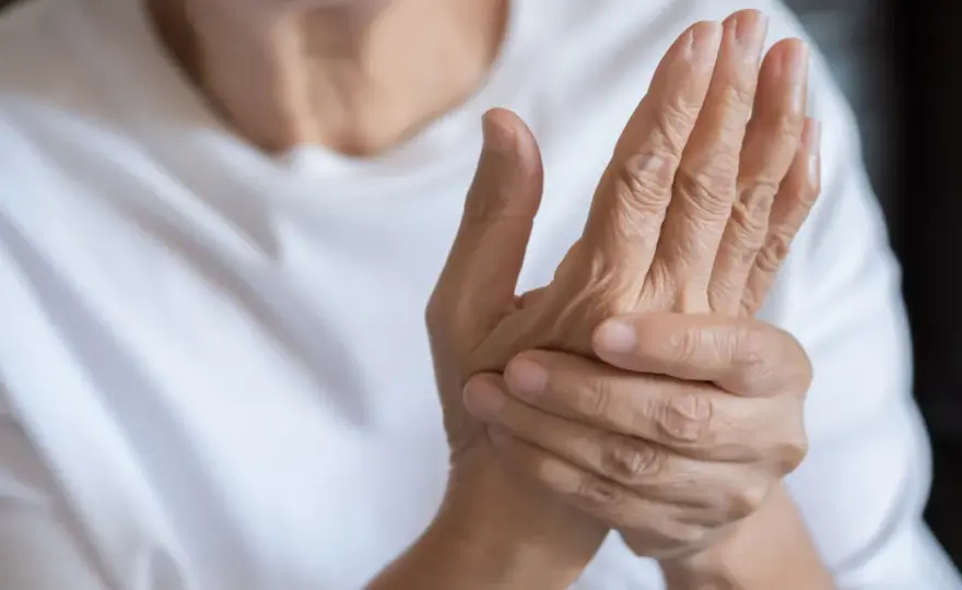 Czy to bóle reumatyczne rąk? Objawy, diagnoza i skuteczne leczenie