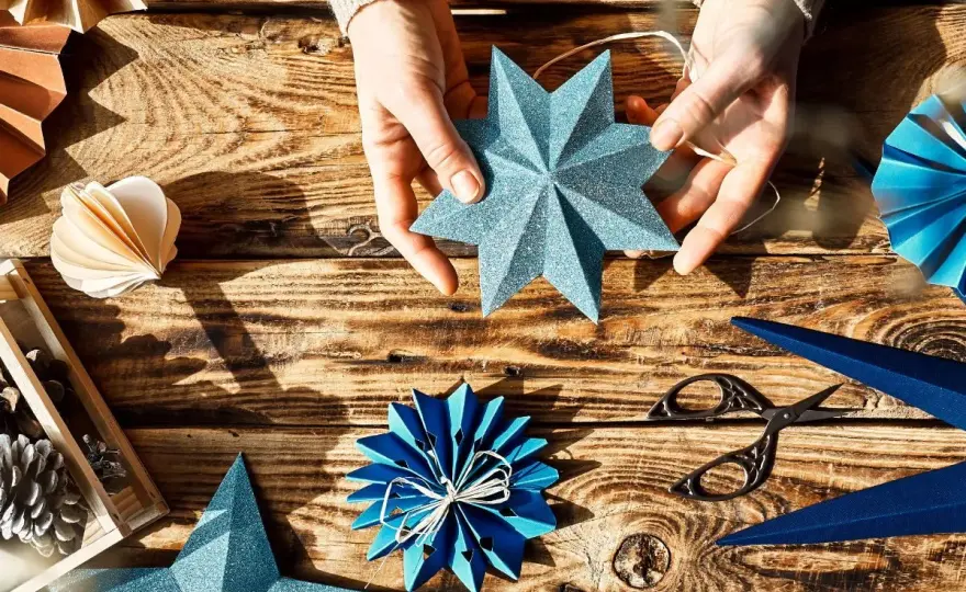 Jak zrobić gwiazdę z papieru? Prosty przewodnik DIY i inspiracje