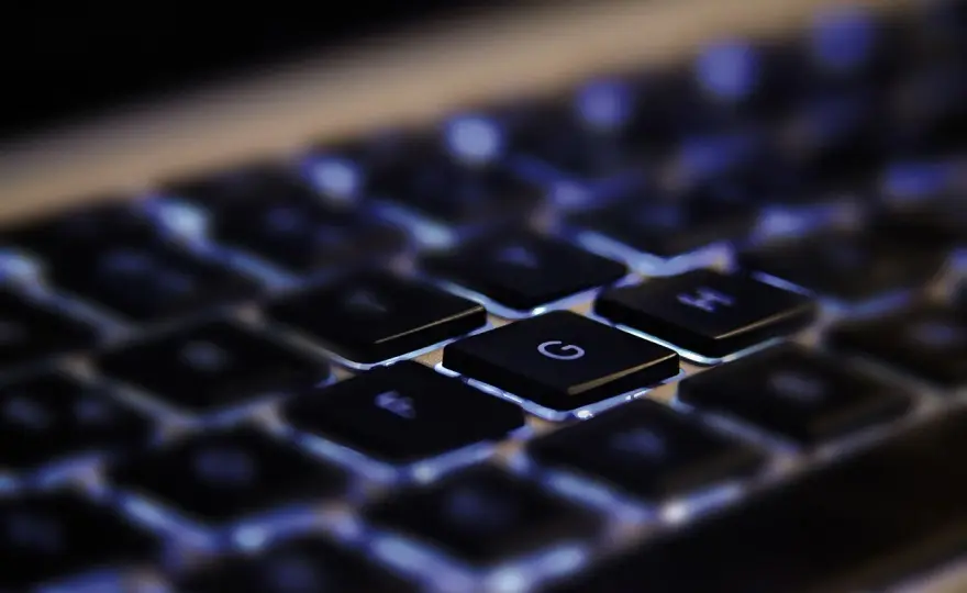 Klawiatura laptopa jak nowa: Jak bezpiecznie i skutecznie ją wyczyścić?