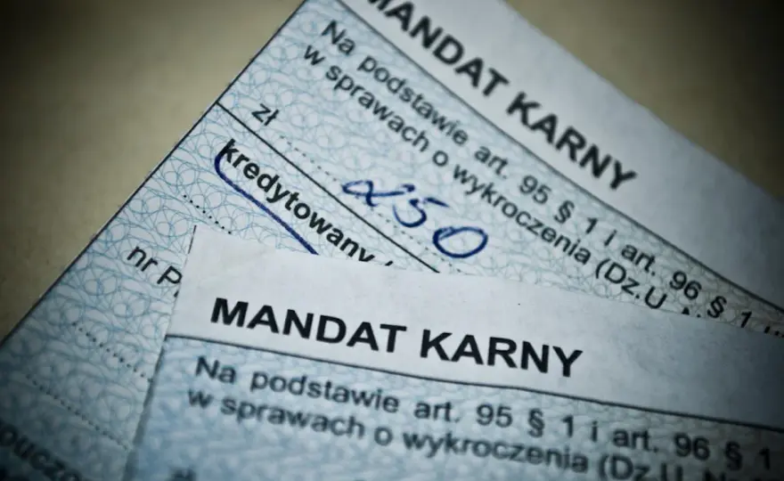 Co to jest mandat karny i jakie są jego konsekwencje?