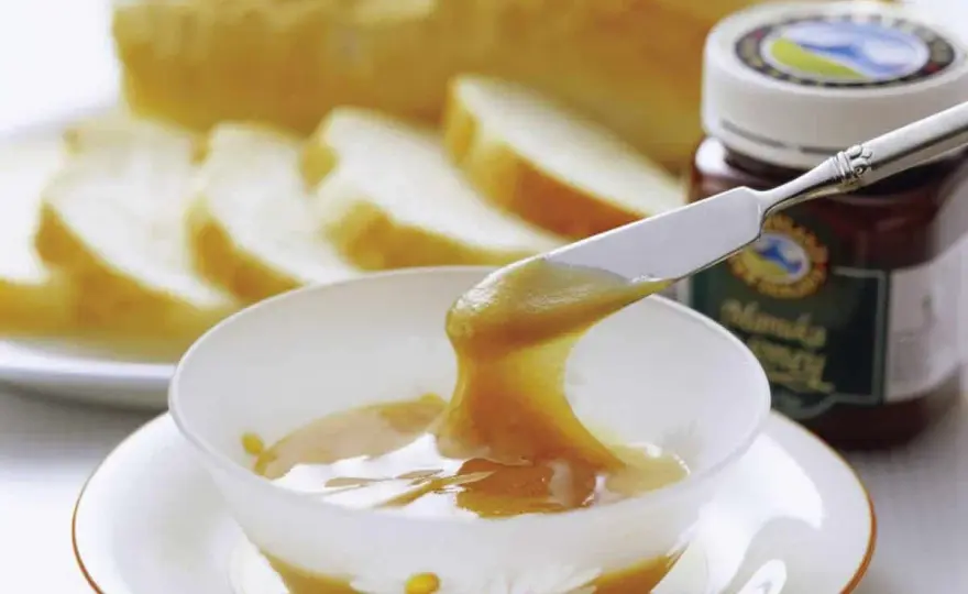 Miód manuka na co pomaga? Właściwości lecznicze i zastosowanie w zdrowiu