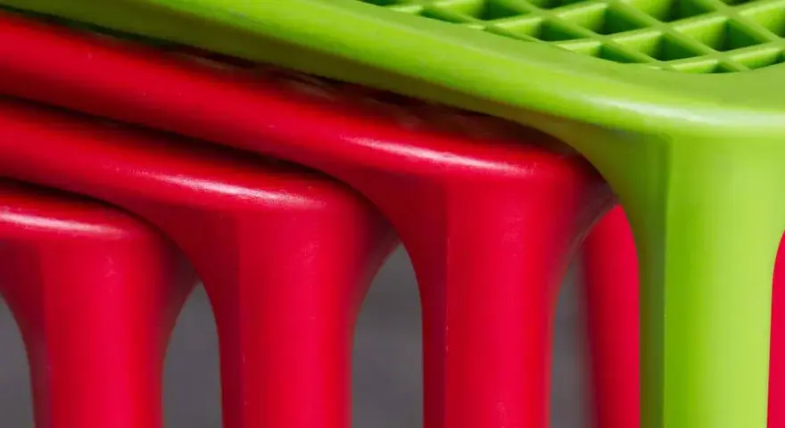 Czym pomalować plastikowe krzesła, aby uzyskać trwały efekt?