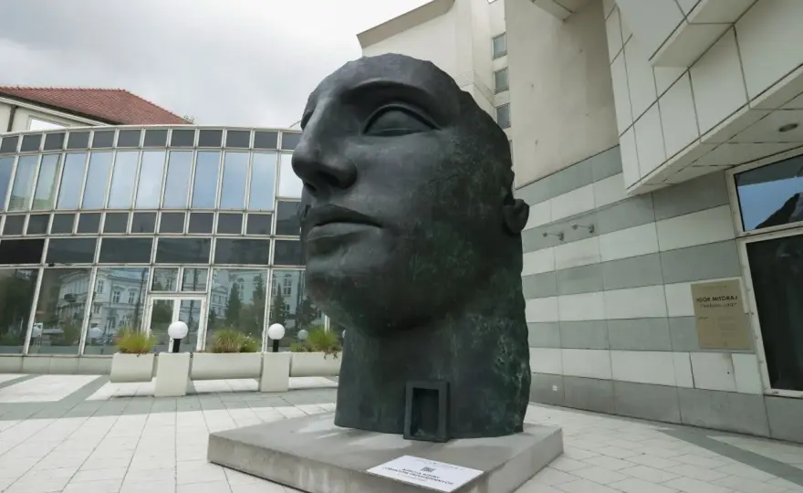 Rzeźby Mitoraja w Warszawie: Gdzie znaleźć Tindaro i inne?