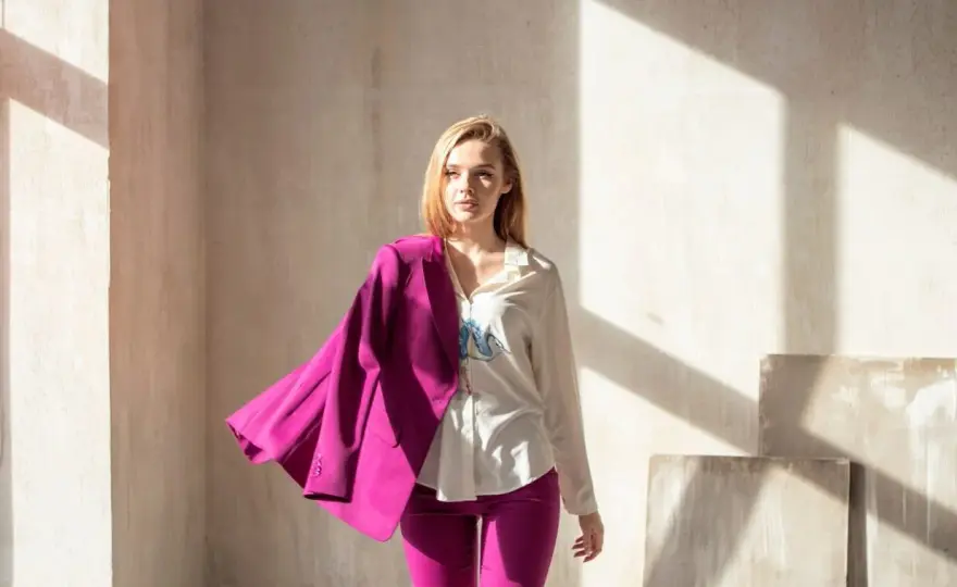 Magenta w modzie - Jak nosić ten kolor, by wyglądać stylowo?