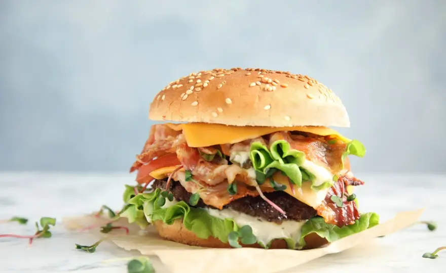 Ile kalorii ma hamburger? Sprawdź, co wpływa na jego kaloryczność