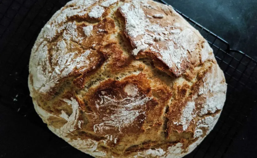 Jak upiec chleb w domu? Prosty przepis krok po kroku