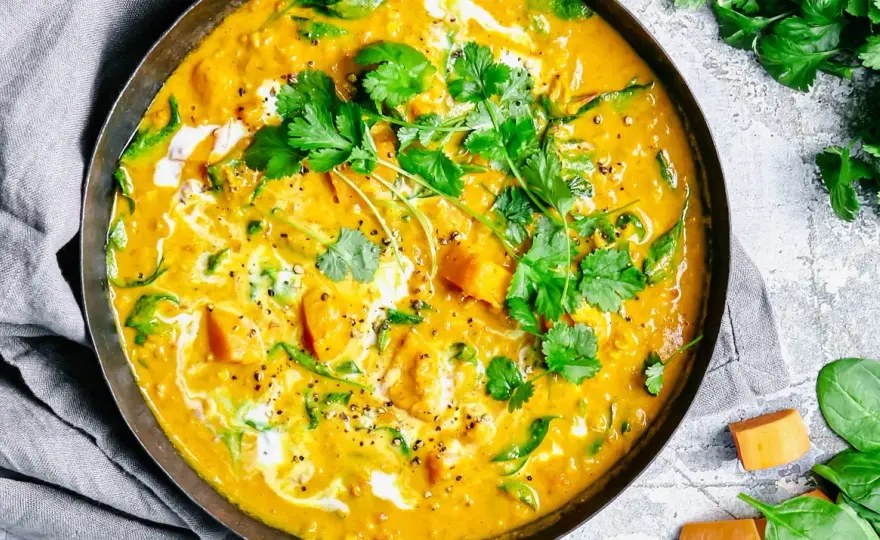 Vegetarisk gryta med kokosmjölk, linser och lime