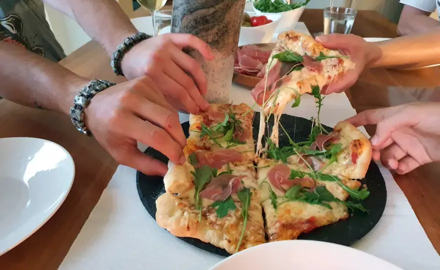 Pizza na kamieniu: Chrupiący spód w domu - jak to zrobić?