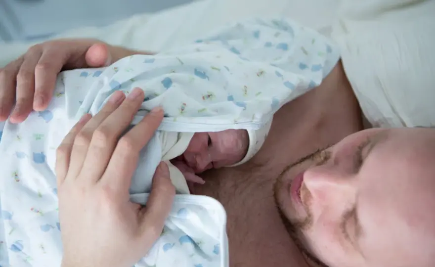 Kangurowanie po cesarce przez tatę - Czy to możliwe?