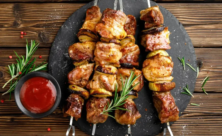 Jakie mięso wieprzowe na szaszłyki – wybierz najlepsze kawałki do grillowania