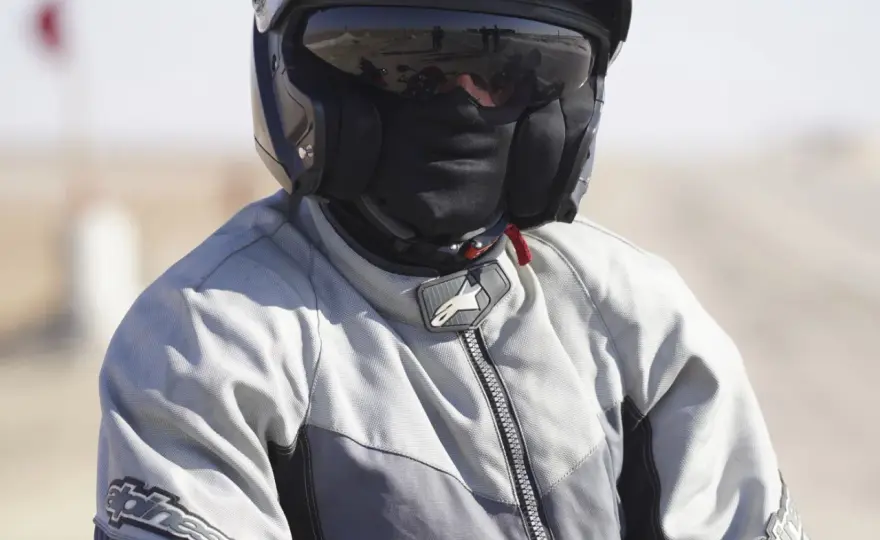 Cómo no pasar frío en moto - Guía de equipamiento esencial