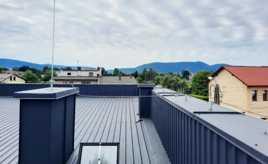 Instalacja odgromowa na dachu z blachy: poradnik i koszty