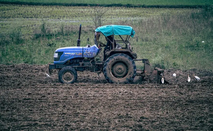 Jaki traktor ciągnik kupić? Poradnik dla rolników