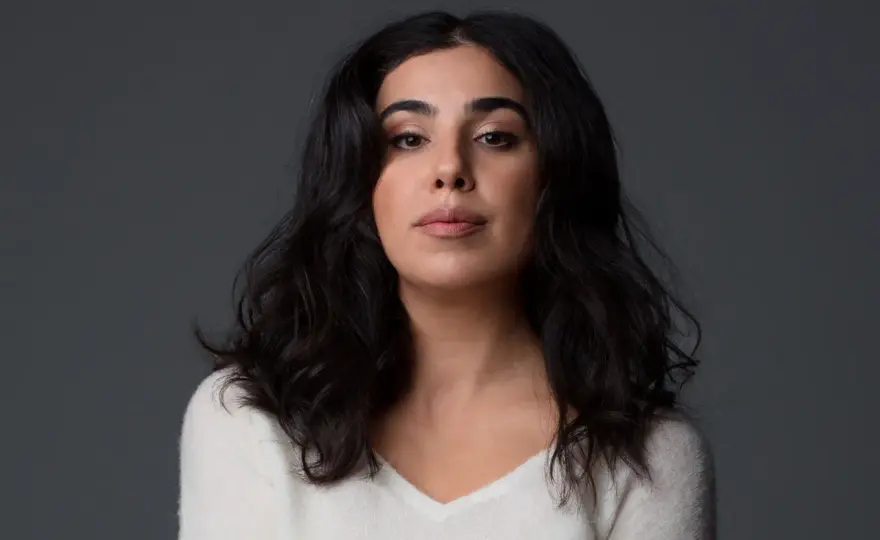 Atefeh Sebdani - Vem är hon & varför läsa "Min hand i min"?