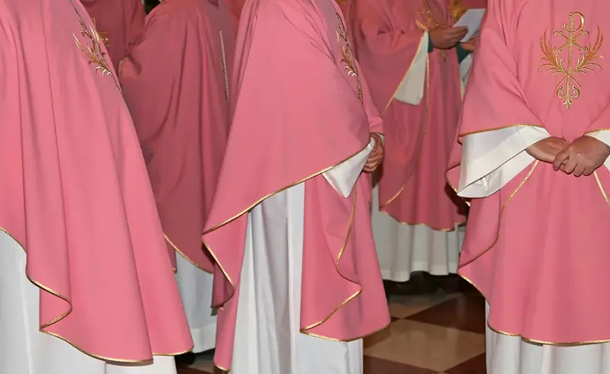 Kolor szat liturgicznych w adwencie: co oznaczają fiolet i różowy