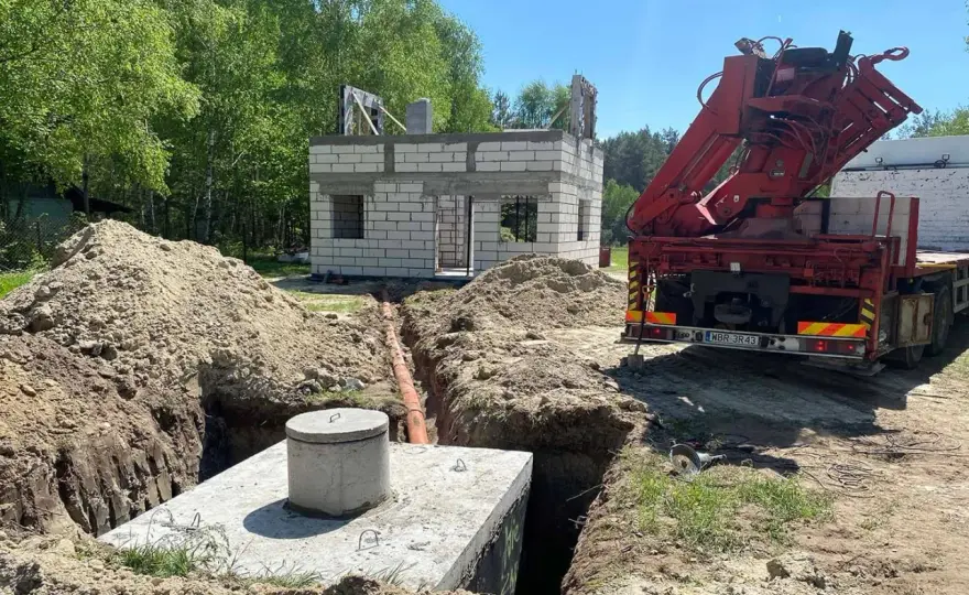 Jak daleko szambo od studni i budynku? Poznaj aktualne przepisy