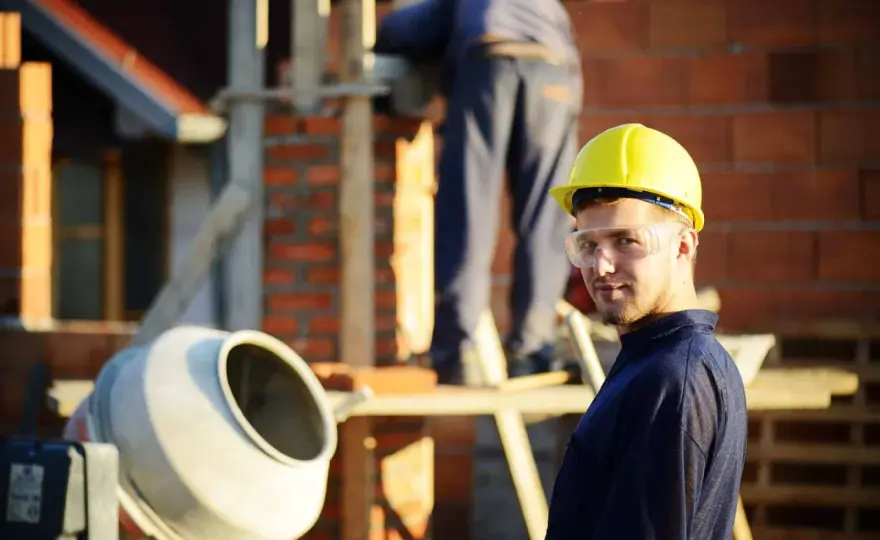 Ile betonu z betoniarki 150 litrów? Praktyczne zastosowania i porady