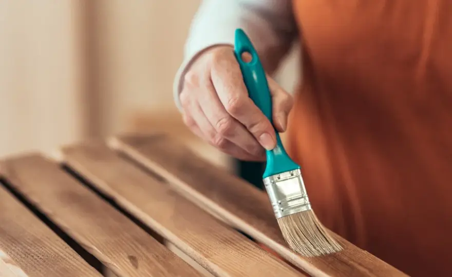 Cómo lijar un mueble de madera barnizado sin dañarlo