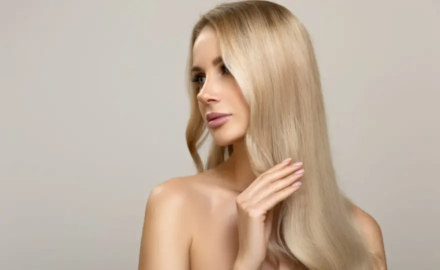 Brzoskwiniowy blond - jak uzyskać ten odcień i uniknąć błędów?