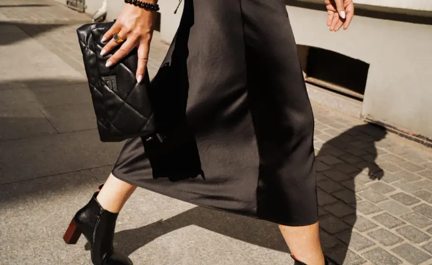 Idealne buty do sukienki midi: Triki na dłuższą sylwetkę