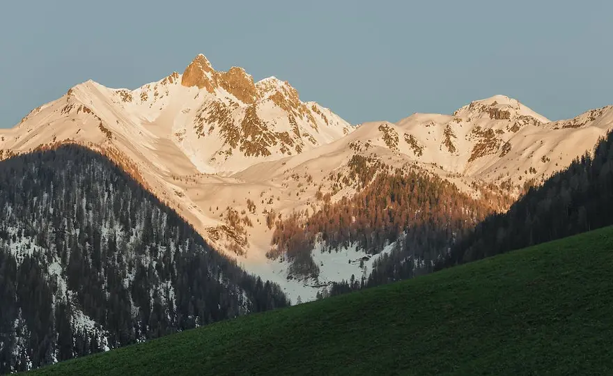  Wycieczka pociągiem panoramicznym po szwajcarskich Alpach - niezapomniane przeżycie!