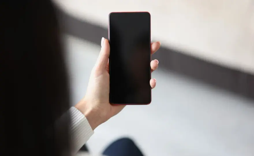 Czarny ekran w telefonie - Co robić? Diagnostyka i naprawa