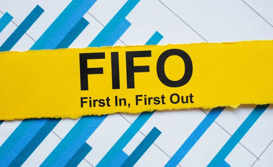 FIFO w e-commerce - kiedy działa najlepiej i kiedy wybrać FEFO?