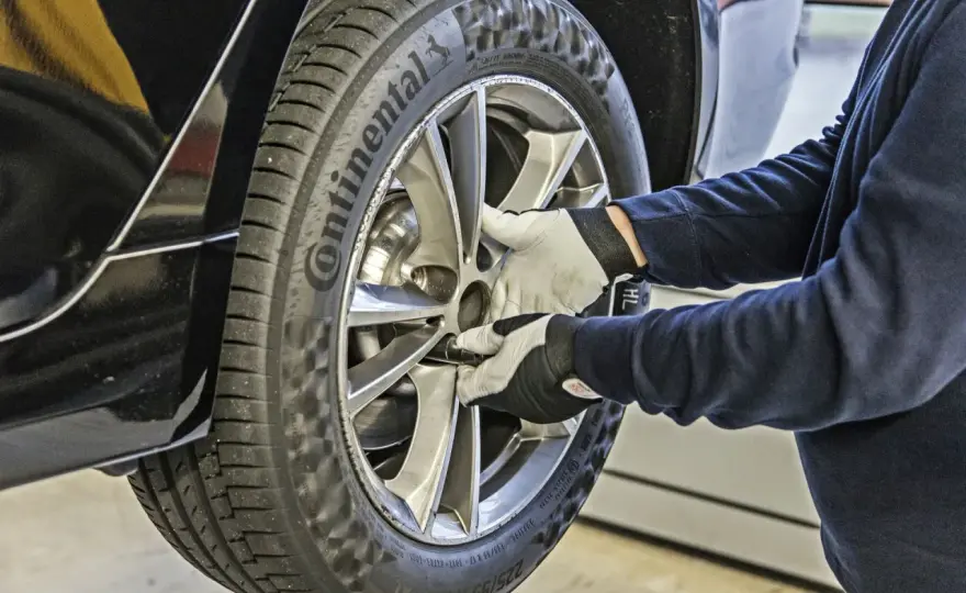 Wymiana koła - auto na biegu czy luzie? Bezpieczeństwo!
