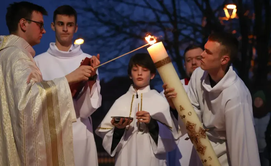 Czy liturgia wigilii paschalnej a msza w niedzielę - co musisz wiedzieć?