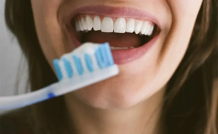 Spazzolare i denti per 10 minuti serve davvero?