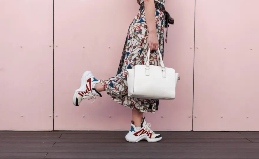 Buty, które wyglądają jak brudne – modny trend czy stylowy błąd? Porady i inspiracje