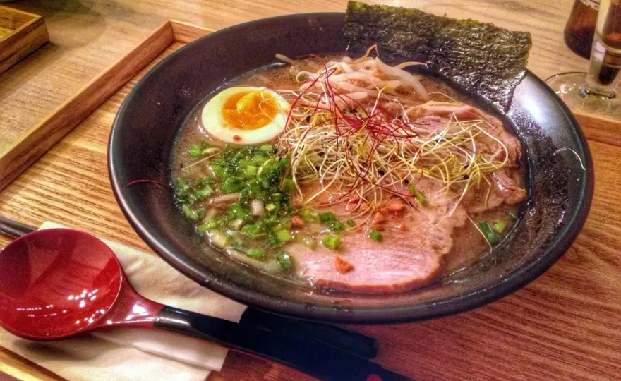 Ile kosztuje ramen w Polsce? Restauracja czy dom co się opłaca?