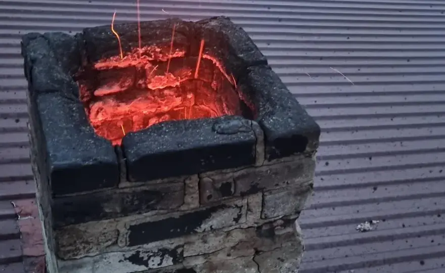 Pożar sadzy w kominie: Jak postępować, by uratować dom?