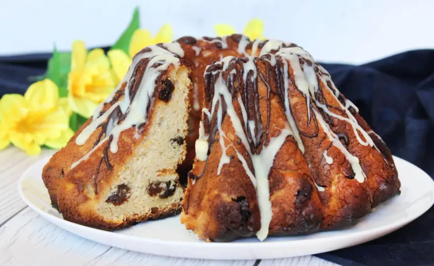 Babka drożdżowa z rodzynkami – przepis na idealny wypiek!