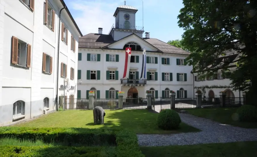 Schloss Reichenau – Weingut, Geschichte & Graubünden erleben