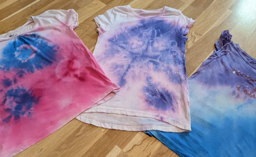 Batik mit Kindern - einfache Anleitung für bunte Stoffe