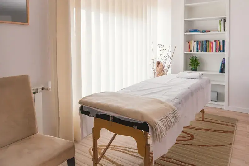 Ile kosztuje wizyta fizjoterapeuty w domu? Ceny i porady, które musisz znać