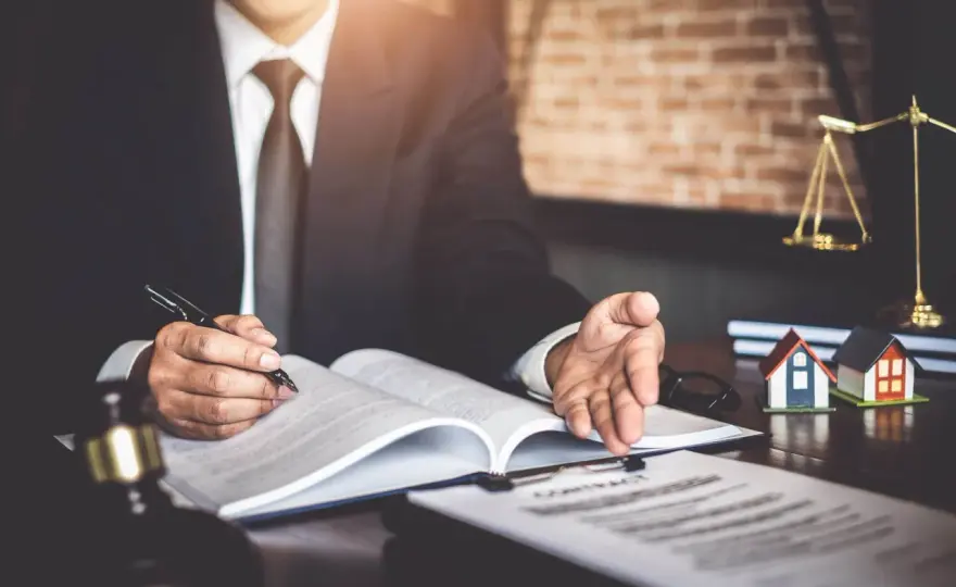 Czy notariusz informuje o testamencie? Kluczowe informacje dla spadkobierców
