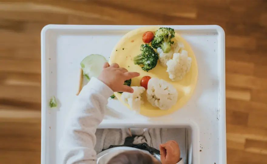 Co jeść po roku? Bezpieczna dieta i jadłospis dla rocznego dziecka
