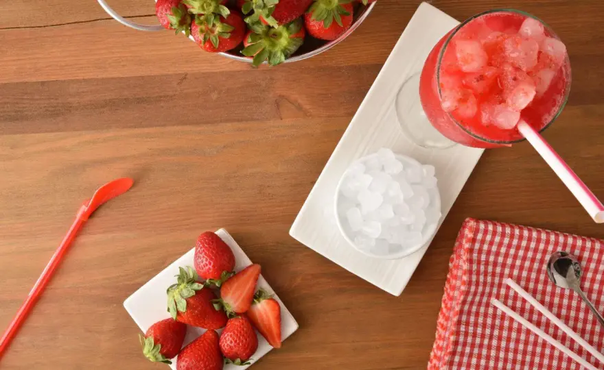 Pyszny drink z mrożonych truskawek i wódki, który zachwyci gości