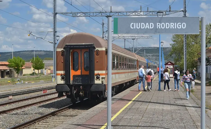 Cómo llegar a Ciudad Rodrigo - Coche, bus o tren: ¿Cuál elegir?