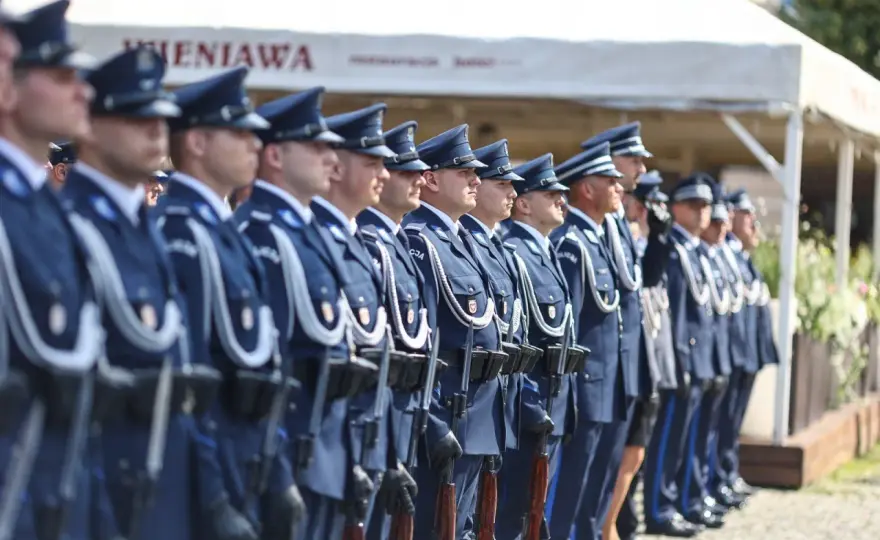Aktualny dodatek mieszkaniowy w policji 2025: aktualne stawki i warunki