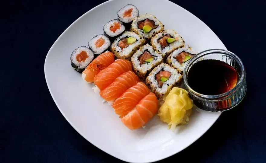 Ile sushi na osobę? Zamów idealną ilość i uniknij błędów!