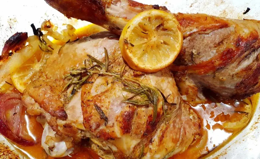 Ile czasu piec udziec z indyka, aby był soczysty i idealny?