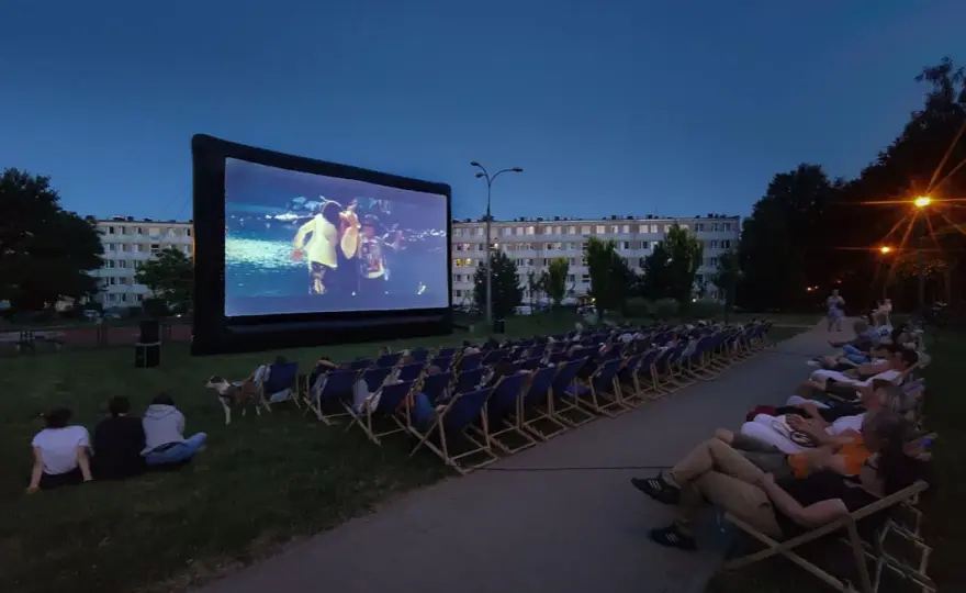 Jak zabezpieczyć elewację kina plenerowego do seansu filmów z Vider