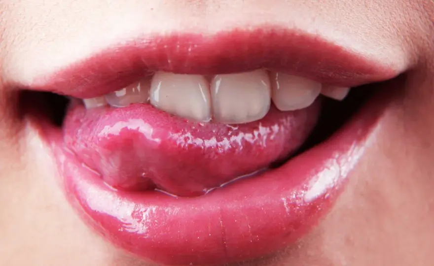 La saliva è disinfettante? Cosa protegge davvero la bocca